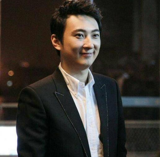 青岛网红大叔和他儿子吃瓜事件,一场网络热议的亲子互动  第3张